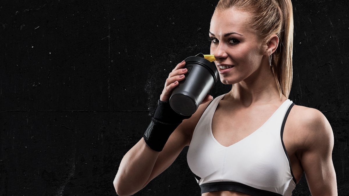 torso de una mujer de perfil con un shaker de proteina en la mano