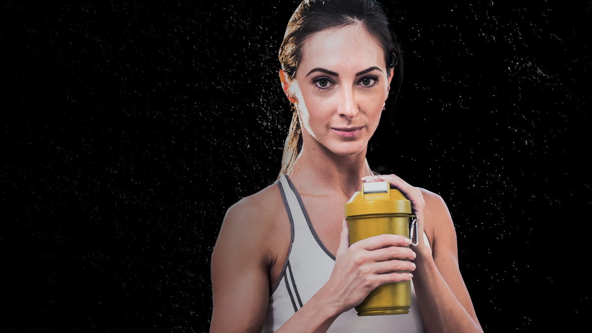 torso de mujer de frente con un shaker de proteina en las manos a la altura del pecho