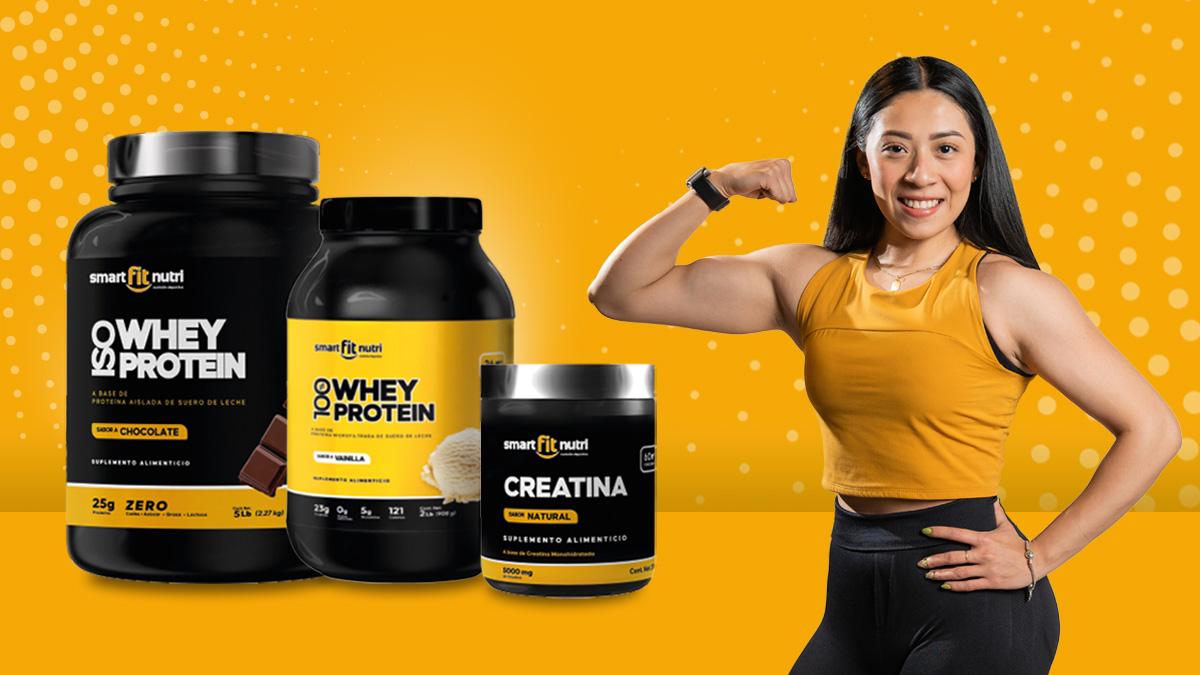 torso de mujer con un brazo levantado y flexionado, enseñando su bícep. La mano del otro brazo en la cintura. A un lado tres botes de suplementos, proteinas y creatina, de Smart Fit Nutri