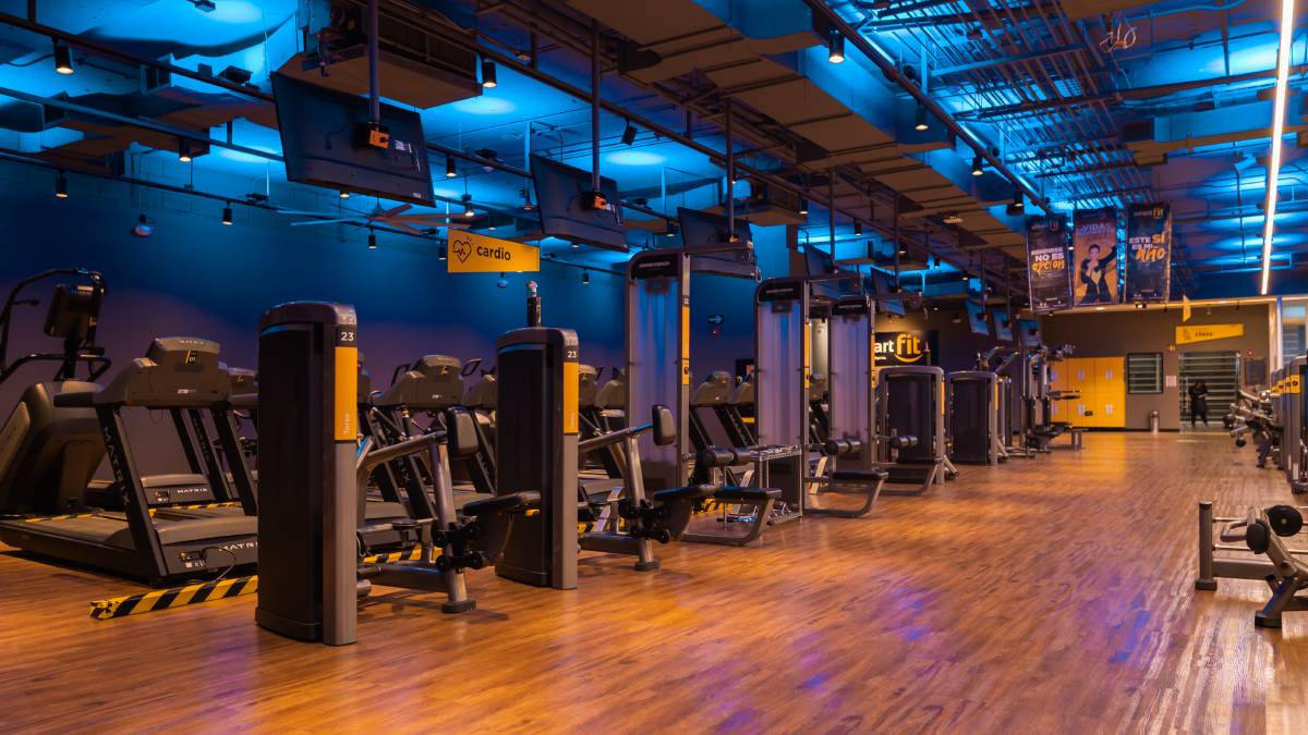 hilera de maquinas de peso integrado de un gimnasio smart fit