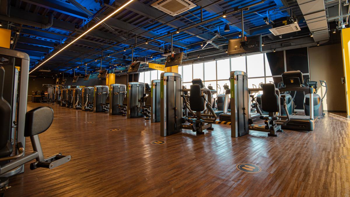 interior de un gimnasio Smart Fit en Merida. vista de los aparatos de peso integrado