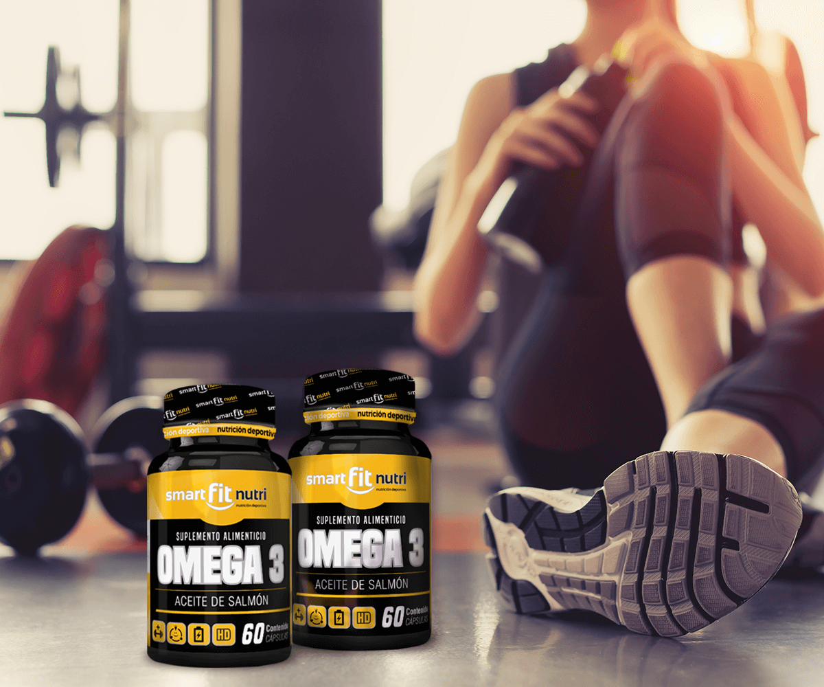 mujer sentada en el piso de un gimnasio cerrando un bote de agua con una mancuerna a un lado y un par de botes de omega 3 de Smart Fit Nutri Suplementos
