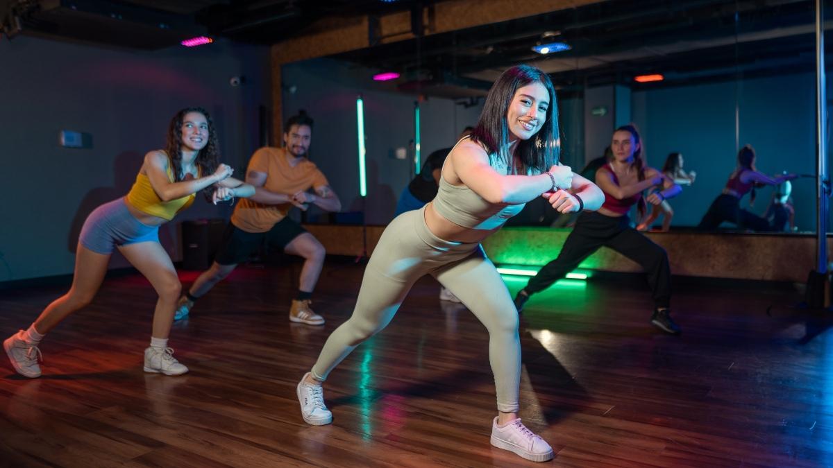 usuarios en una clase de zumba en un gimnasio smart fit