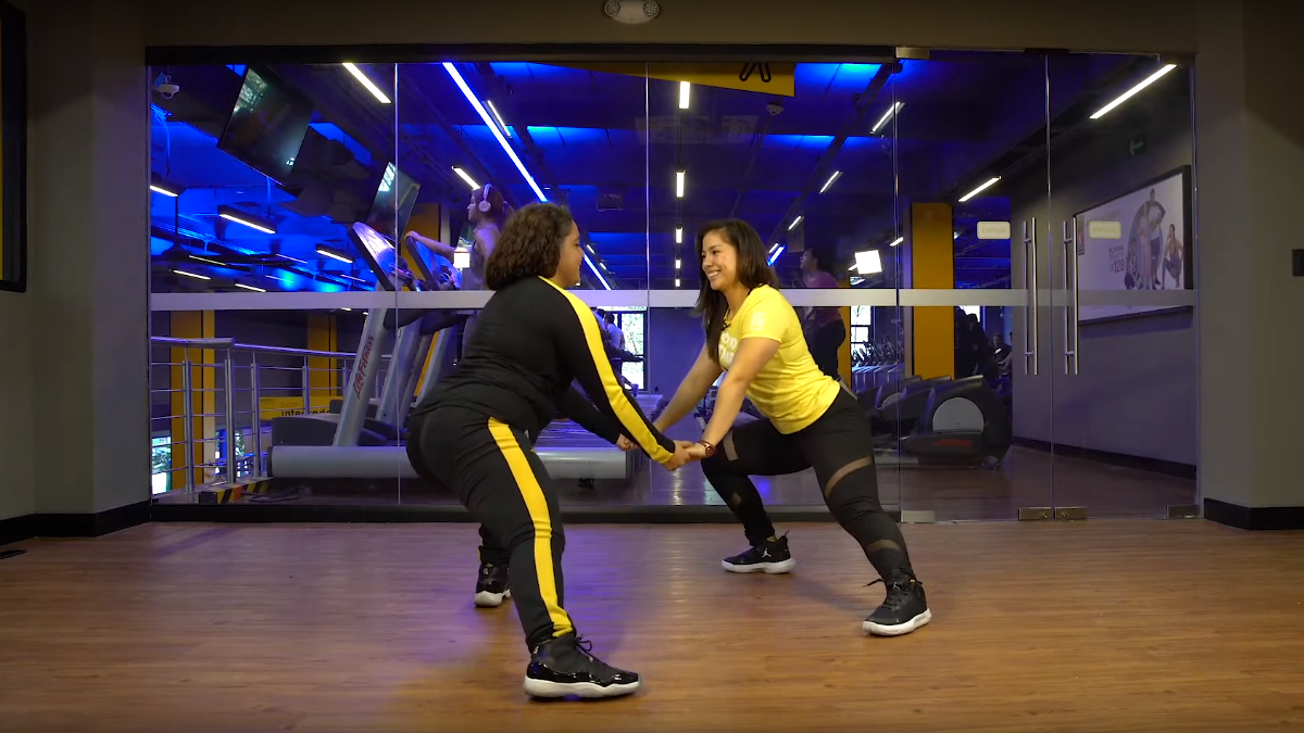 gym en pareja sentadilla destacada
