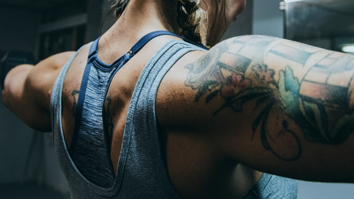 ejercicios de hombro en gimnasio hombros