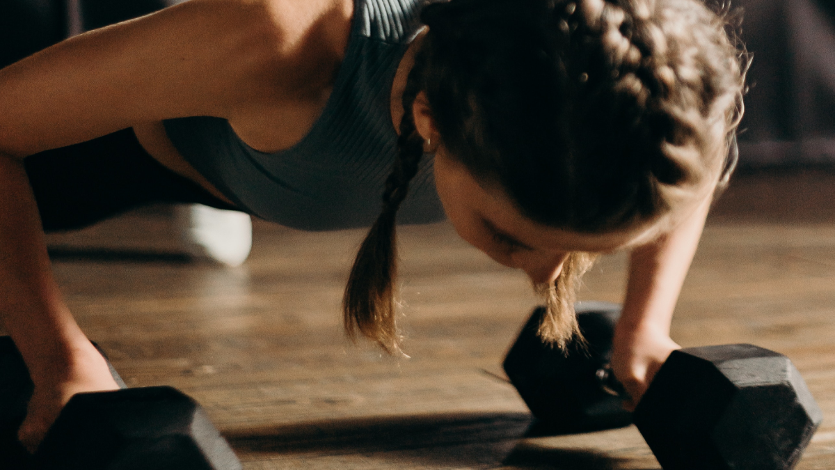 ejercicios de fuerza en casa flexiones mancuernas