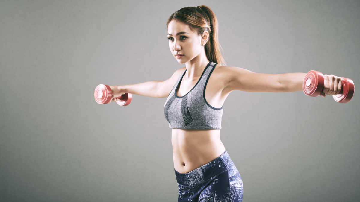 mujer haciendo elevaciones laterales con mancuernas