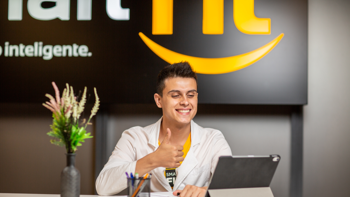 nutriologo ayudando calcular porcentaje de grasa corporal