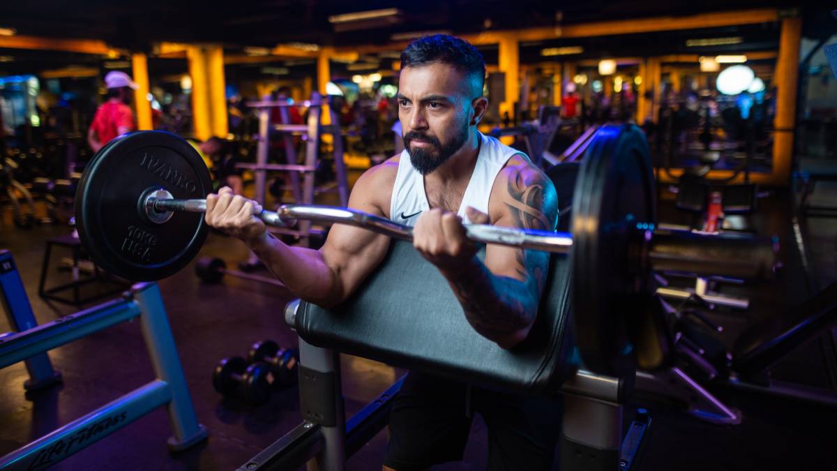 Hombre realizando un entrenamiento para cuerpo mesomorfo