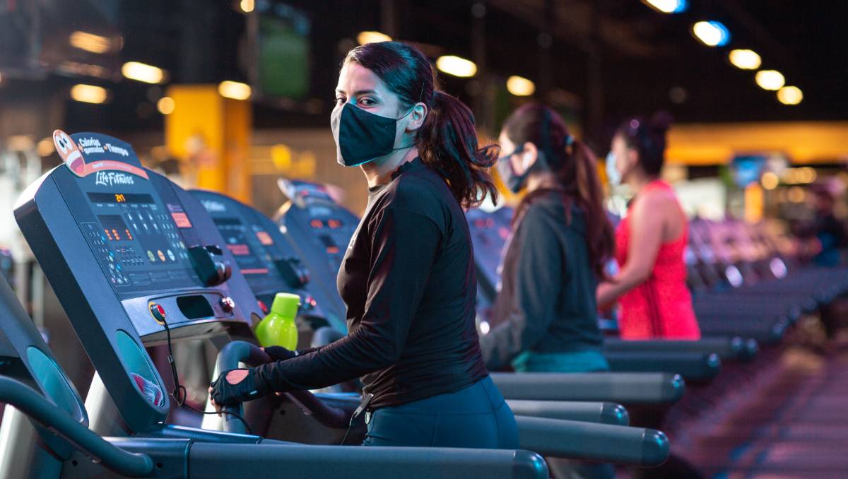 mujer realizando ejercicios de cardio en gimnasios abiertos de Smart Fit