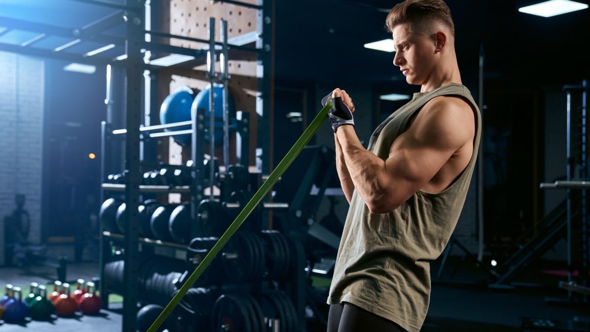 hombre realizando ejercicios con ligas de resistencia