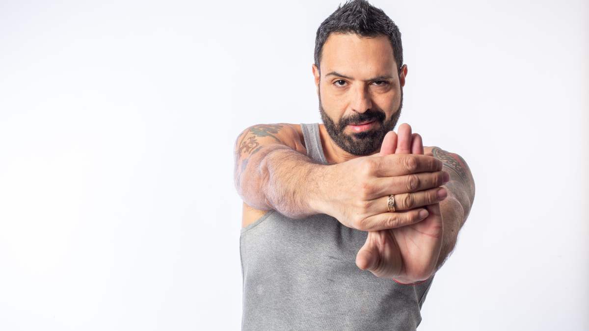 hombre realiza estiramientos después de ir al gimnasio