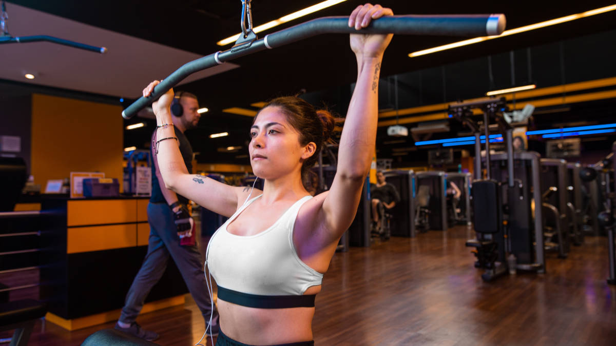 mujer realizando un ejercicio en la polea para aumentar masa muscular
