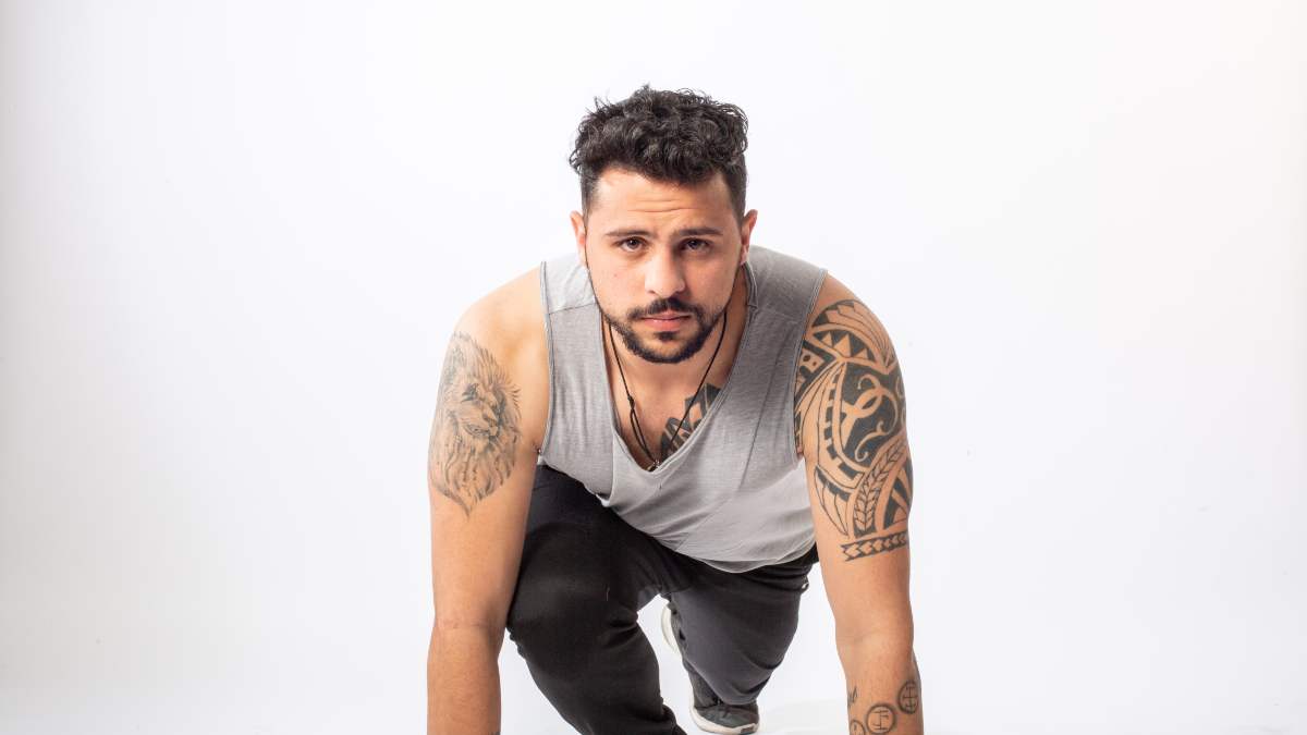 joven realizando un ejercicio cardiovascular, es una escalador o mountain climber