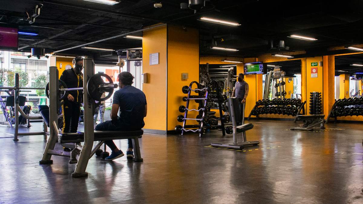 interior de un gimnasio con artículos de peso libre