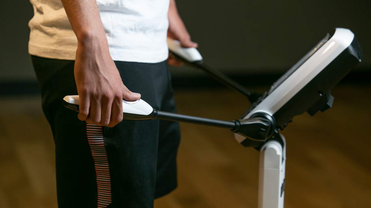 hombre en una de las basculas para medir peso y grasa corporal