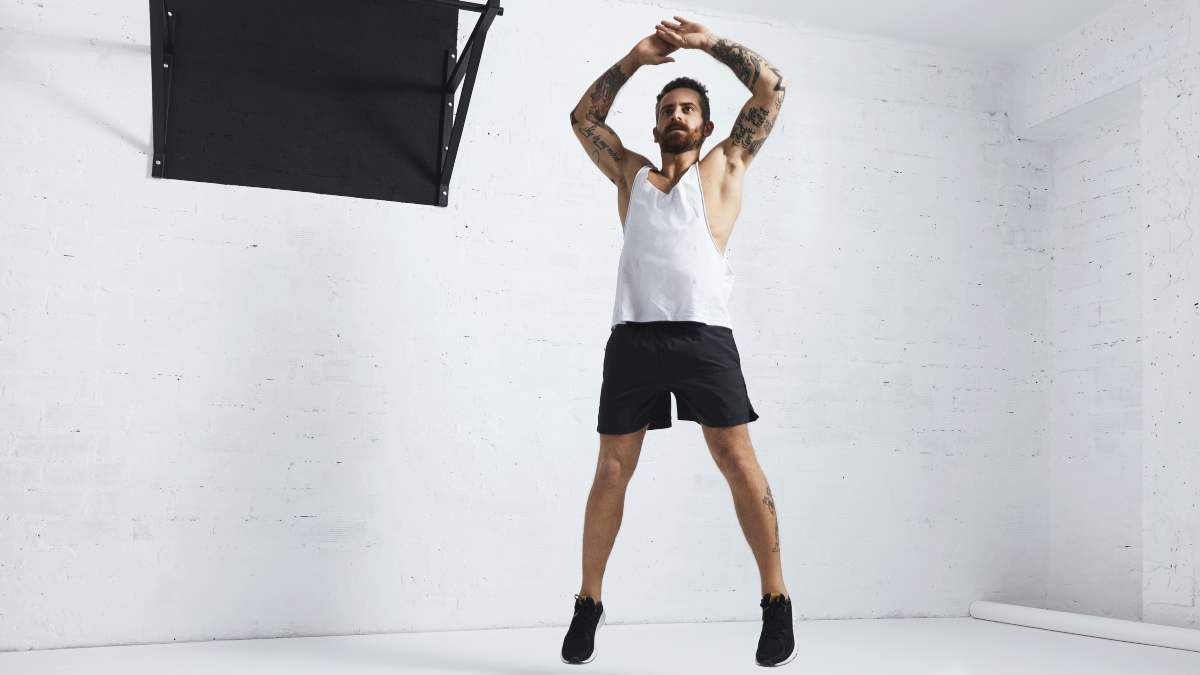 hombre realizando jumping jacks (1)