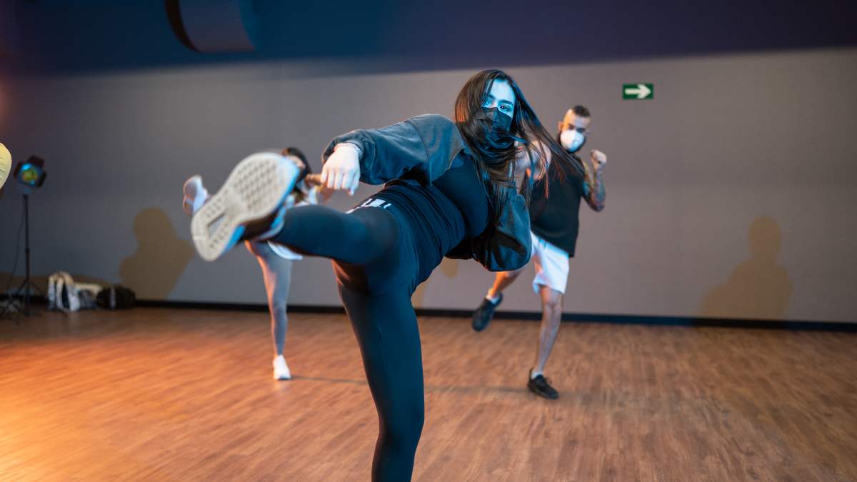 Mujer realizando un movimiento de equilibrio en su rutina de ejercicio