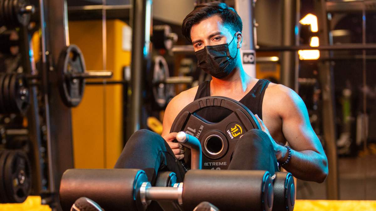 hombre en aparato de gimnasio realizando un ejercicio