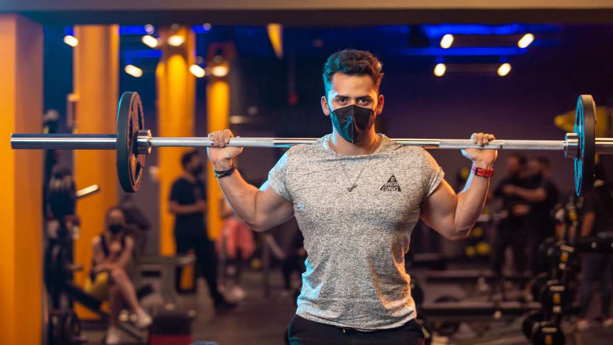 hombre realizando un desplante con barra