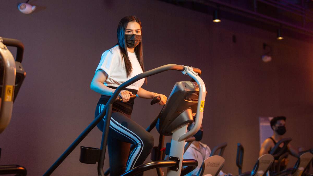 mujer realizando ejercicio en el gimnasio como parte de una vida fitness