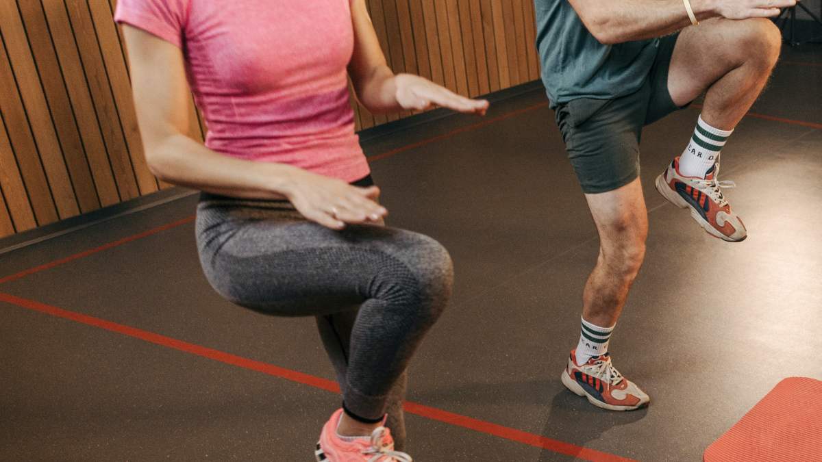 hombre y mujer realizando skipping