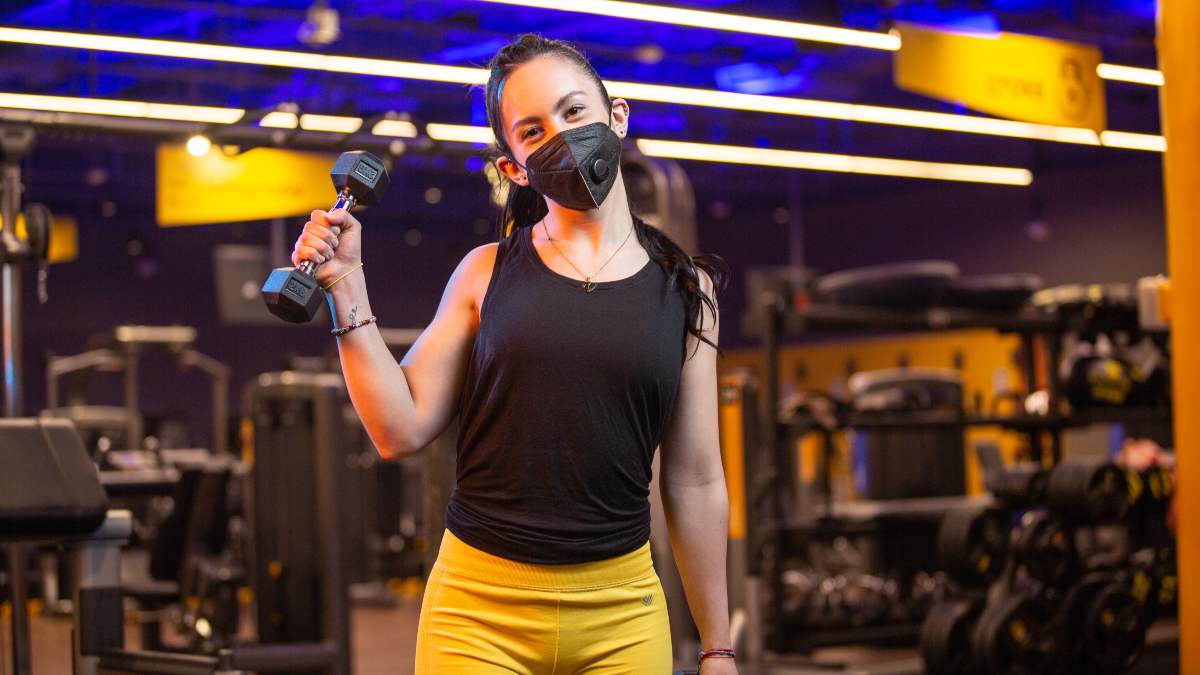 mujer preparandose para iniciar su entrenamiento de gimnasio