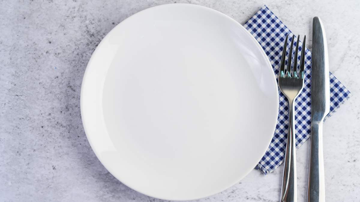 plato vacio que ejemplifica la relación entre el ayuno y ejercicio