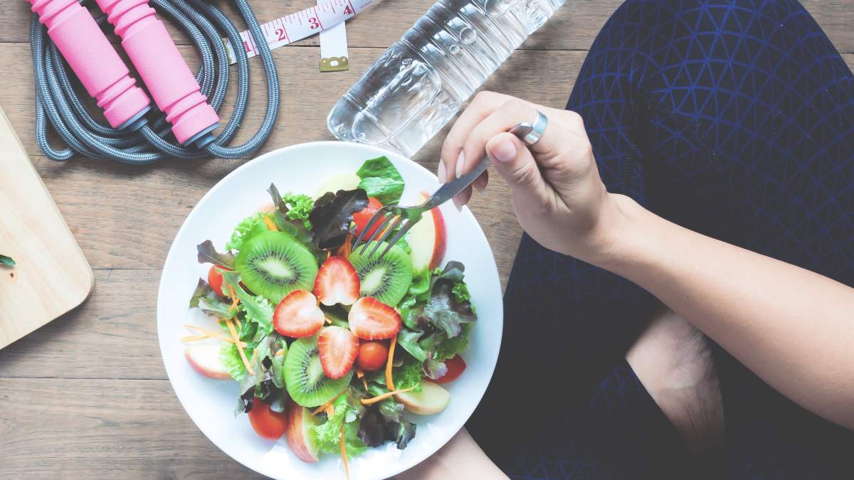 mujer comiendo saludable después de hacer ejercicio