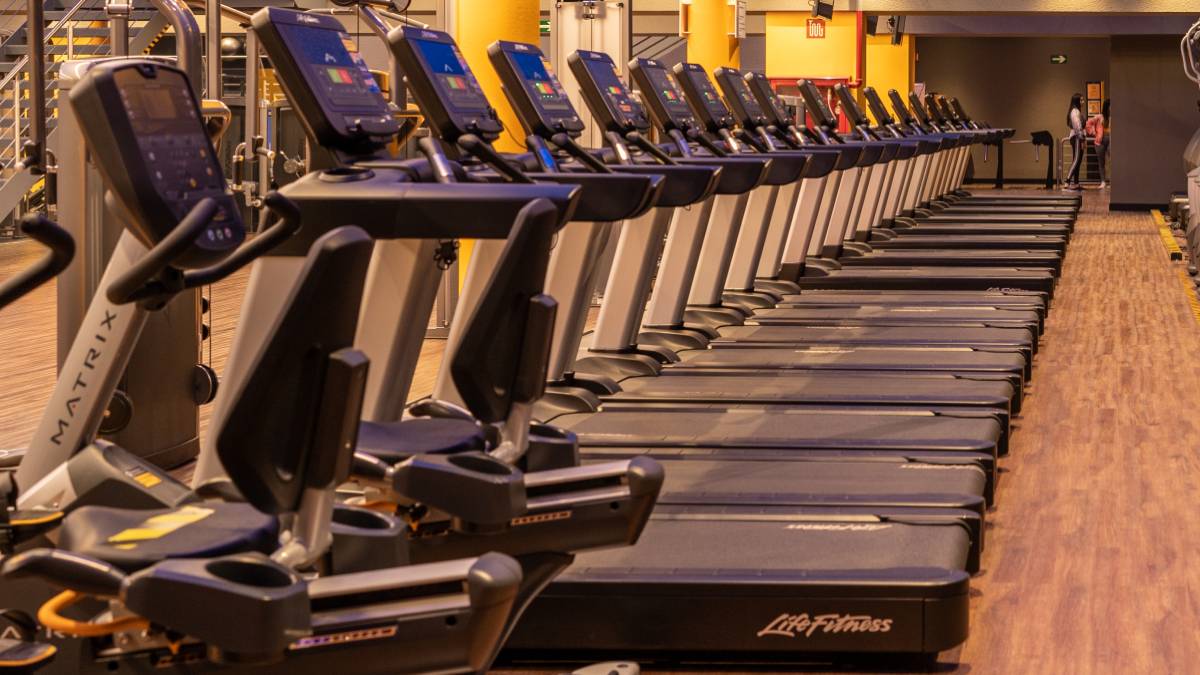 caminadoras de un gimnasio de Smart Fit