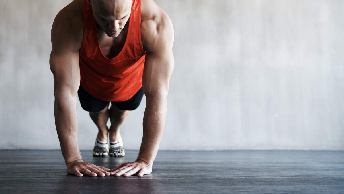 Hombre realizando flexiones diamante