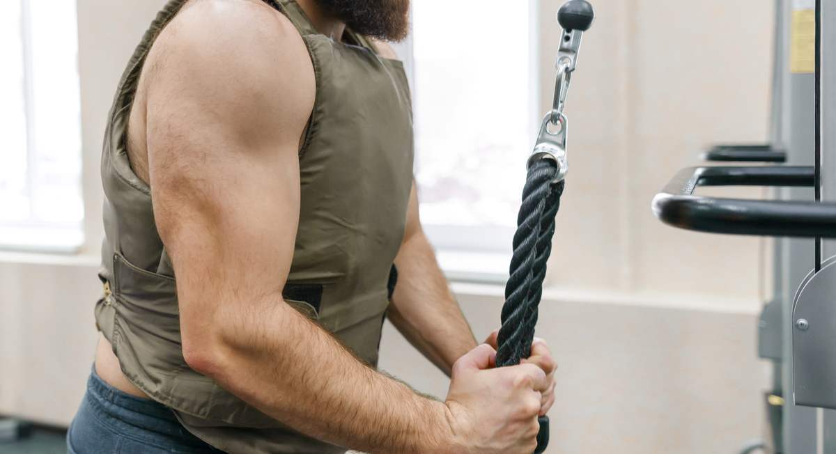 hombre realizando ejercicio portando un chaleco con peso para entrenar