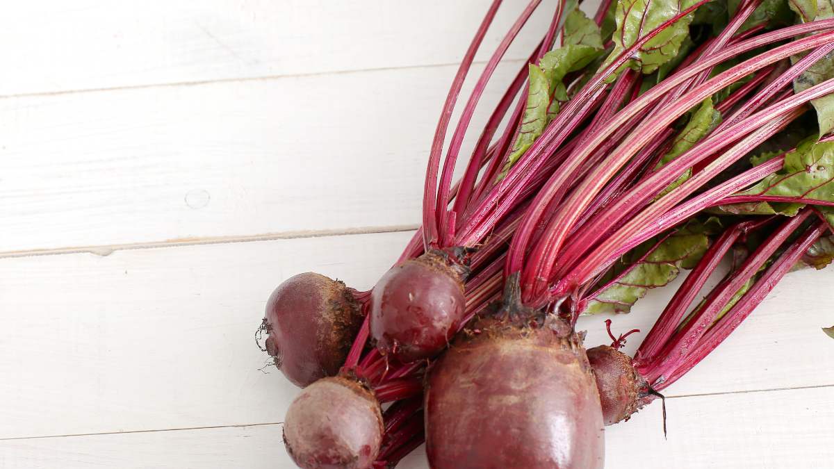 racimo de betabel crudo sobre una mesa