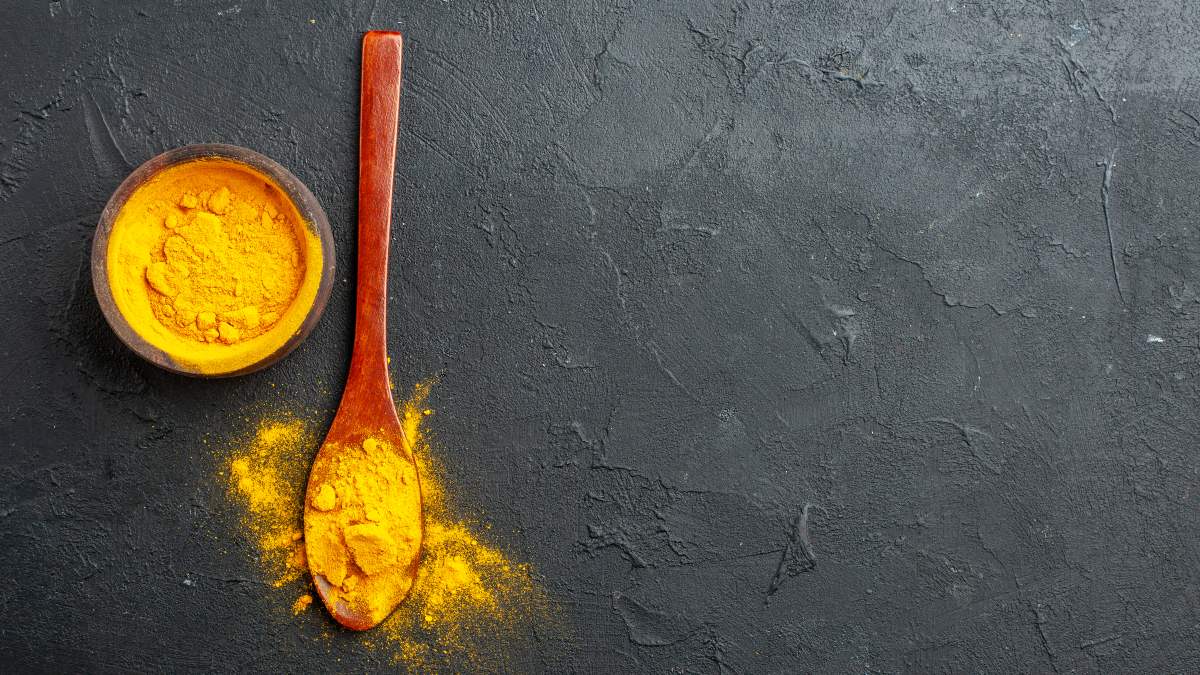 recipiente y cuchara con cúrcuma