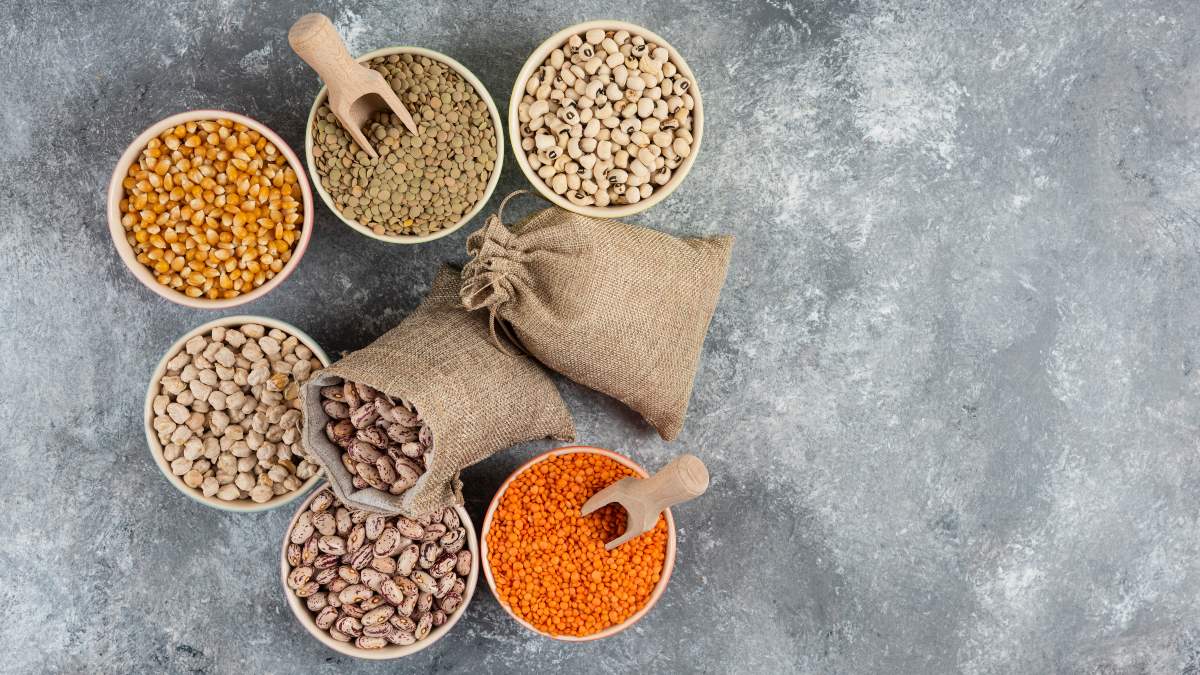 sacos son diferentes legumbres sobre una mesa