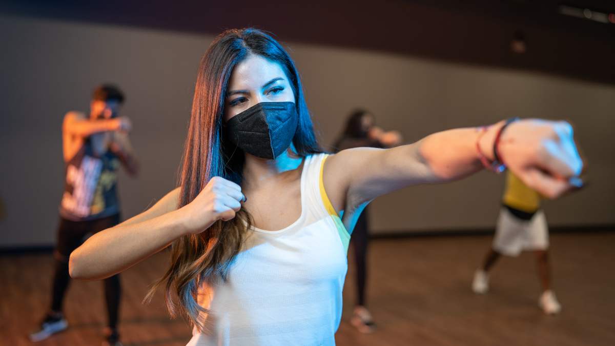 mujer entrenado en el gimnasio curando un corazon roto