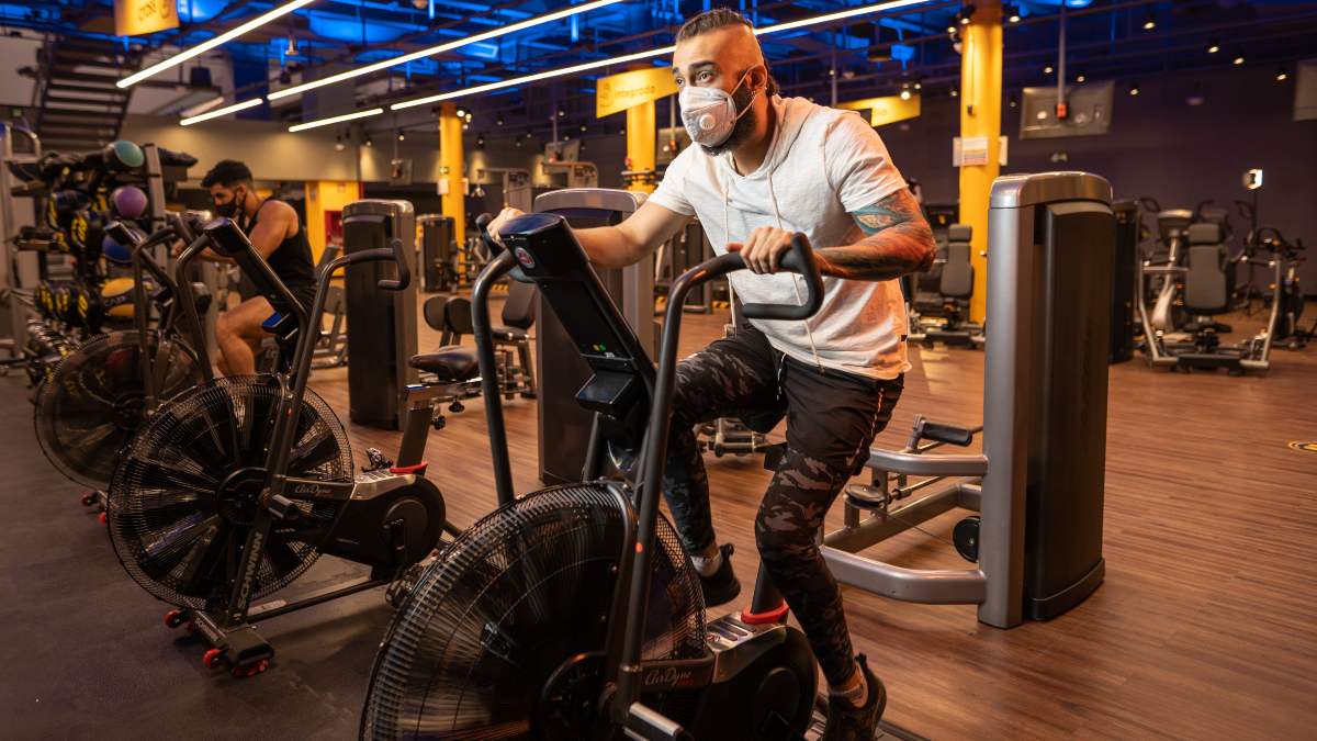 hombre realizando ejercicio en una bicicleta fija en un gimasio smart fit de CDMX