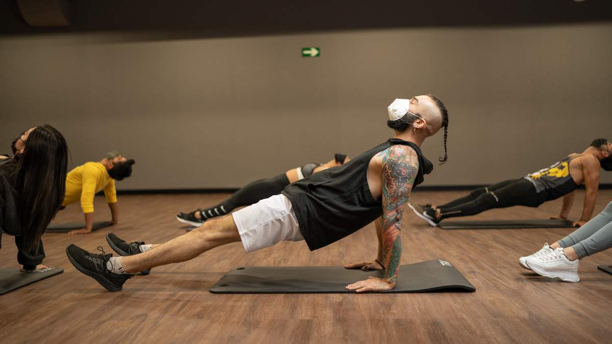 hombre realizando ejercicio en uno de los gimnasios en Monterrey