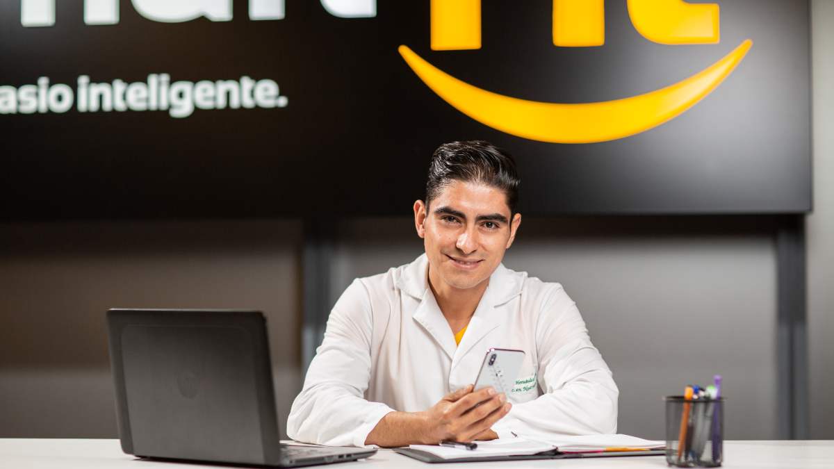 hombre en un escitorio ofreciendo una consulta de nutriólogo en línea