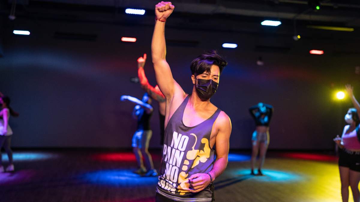 hombre realizando ejercicio en una clase grupal en el gimnasio