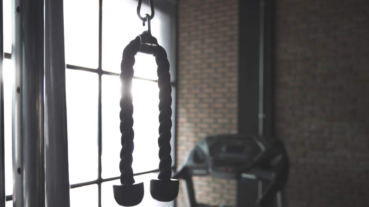 acercamiento a una cuerda colocada en la polea, lista para utilizarla en los face pulls