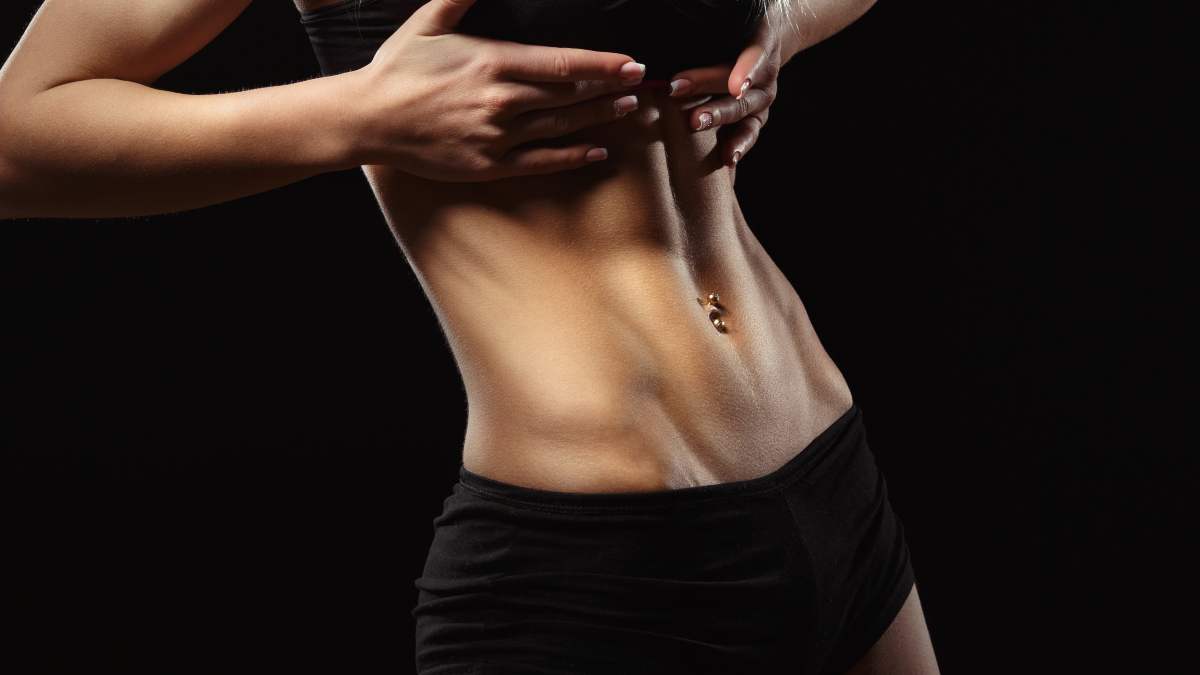 músculos del adbomen de una mujer que ejemplifica un cuerpo tonificado