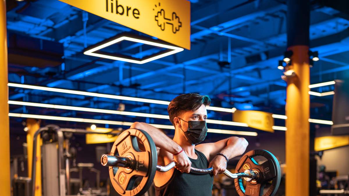 hombre realizando un ejercicio con barra en el nuevo gimnasio en Saltillo