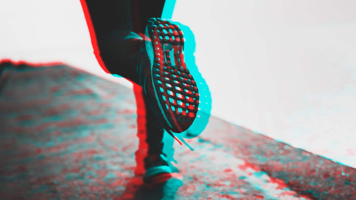 piernas y pies de una persona corriendo