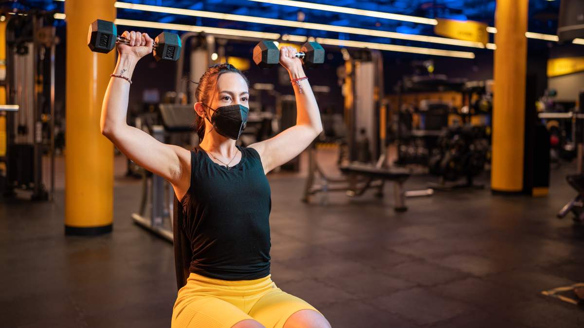 mujer con cuerpo ectomorfo entrenando en el gimnasio smart fit