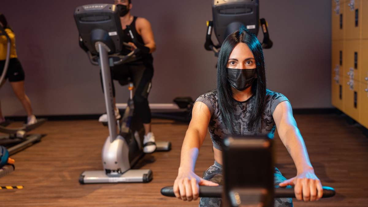 mujer realizando ejercicio en el nuevo gym en san luis potosí