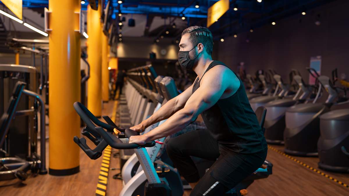 hombre en una haciendo ejercicio en una bicicleta fija de uno de los gimnasios Smart Fit en Léon