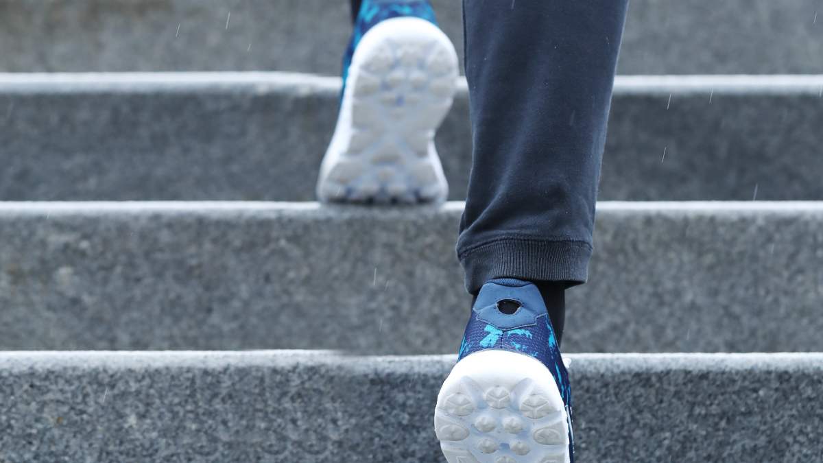 pies de una persona subiendo unas escaleras