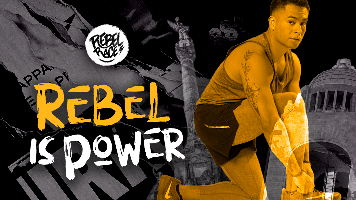 hombre agachado amarrándose la agujetas de sus tenis, listo para correr Rebel Race, la carrera de Smart Fit