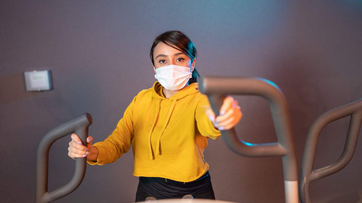 mujer realizando ejercicio en un aparato del gimnasio de Smart Fit